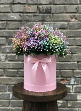 Цветочная композиция из Гипсофила и Розы в шляпной коробке в Третьяках