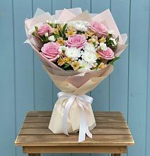 Букет цветов из:  Гвоздики, Орхидеи и Розы в Третьяках