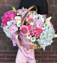 Цветочная композиция из Розы, Хризантемы, Пионы и Лизиантусы в корзине в Третьяках