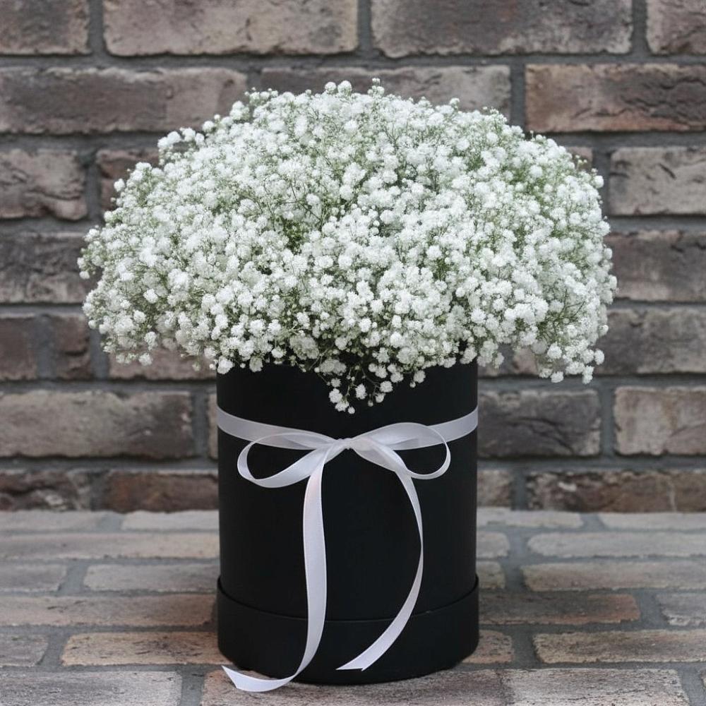 Цветочная композиция из Гипсофила в шляпной коробке в Третьяках