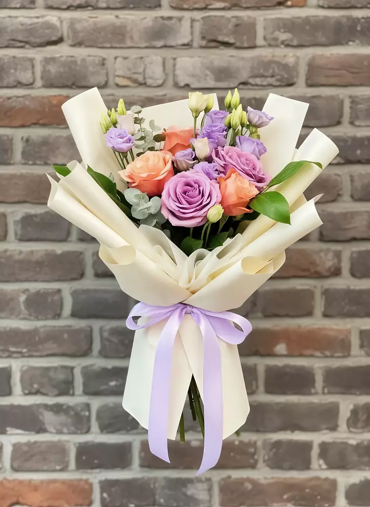 Букет цветов из: Лизиантусы и Розы в Третьяках