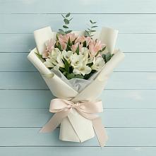 Букет цветов из:  Альстромерии в Третьяках