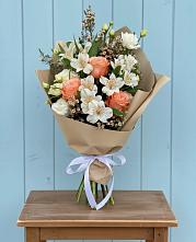 Букет цветов из:  Альстромерии, Лизиантусы, Розы и Хризантемы в Третьяках