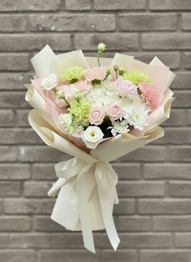 Букет цветов из: Гвоздики, Розы, Лизиантусы и Хризантемы в Третьяках