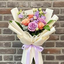 Букет цветов из:  Лизиантусы и Розы в Третьяках