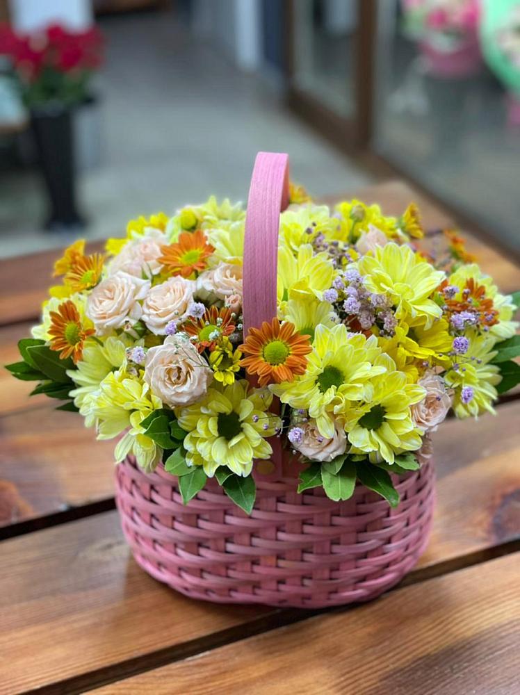 Цветочная композиция из Хризантемы и Розы в корзине в Третьяках