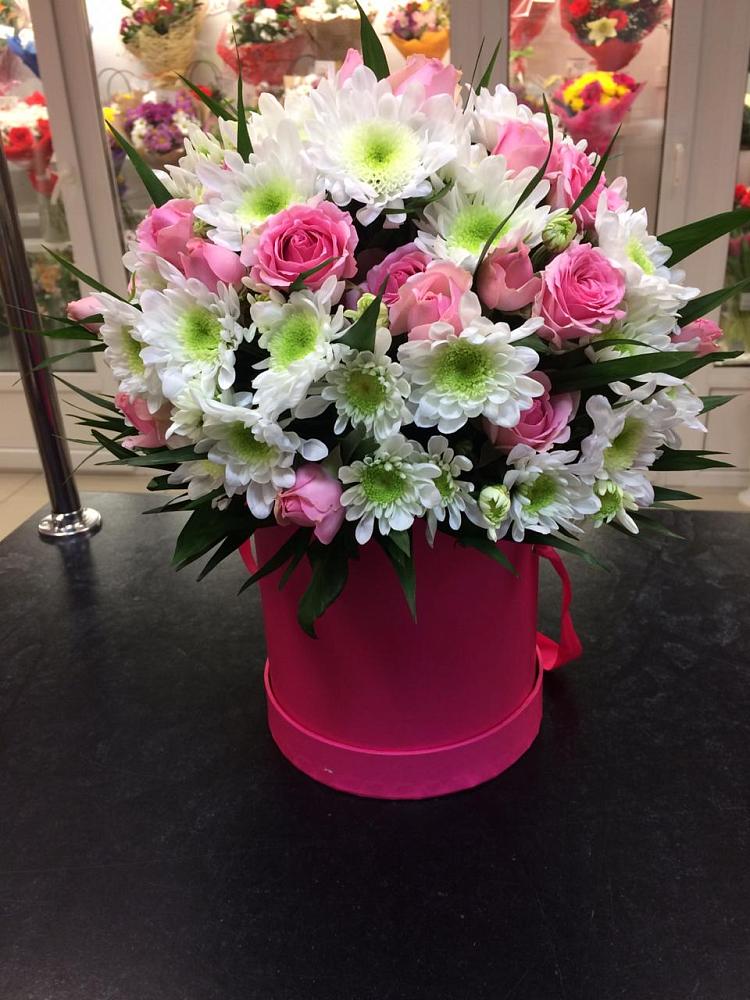 Цветочная композиция из Розы и Хризантемы в шляпной коробке в Третьяках