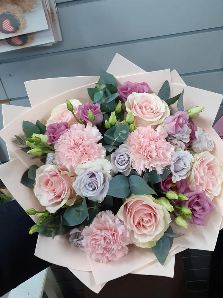 Букет цветов из: Розы, Гвоздики и Лизиантусы в Третьяках