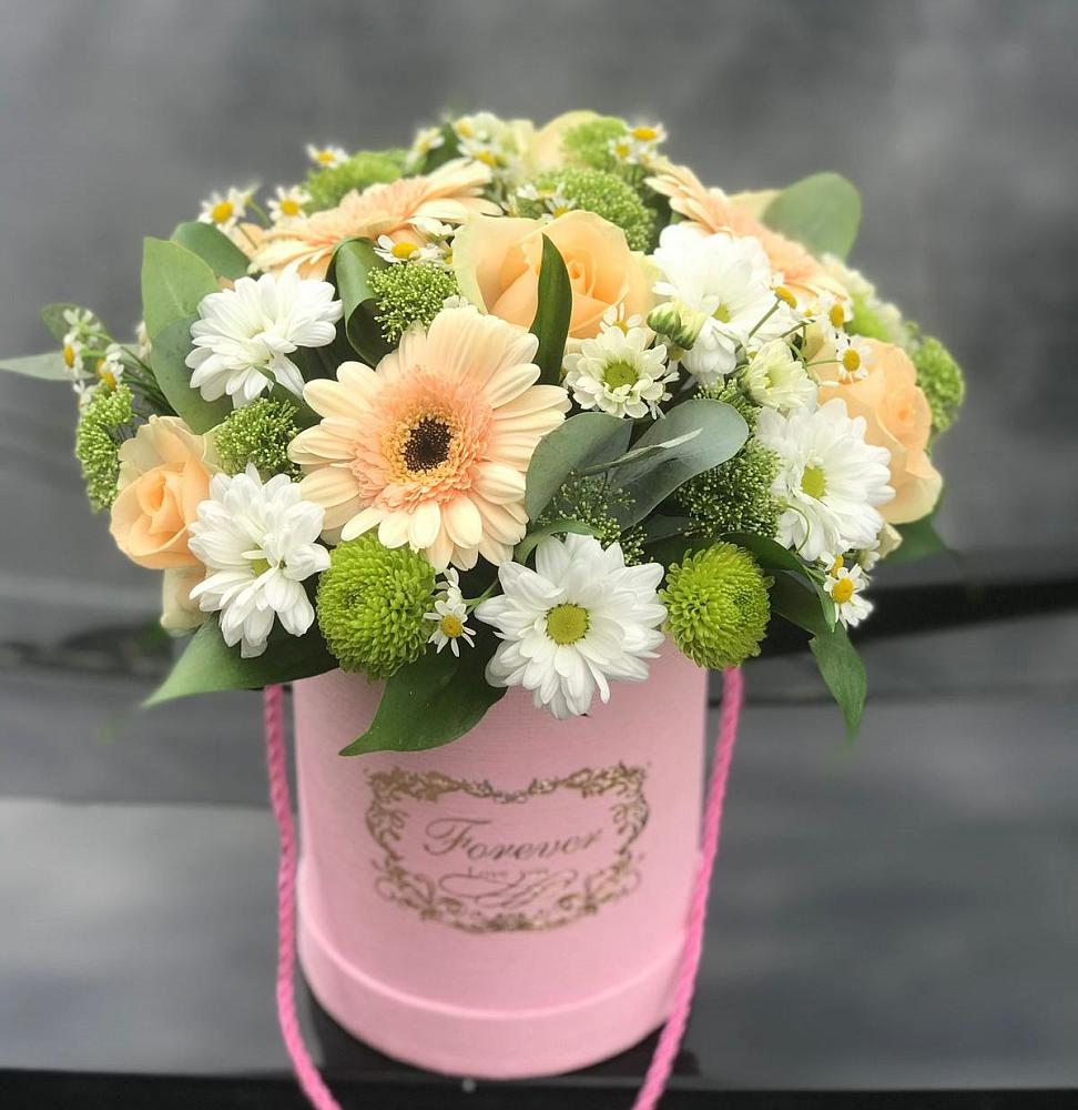 Цветочная композиция из Розы, Герберы и Хризантемы в шляпной коробке в Третьяках