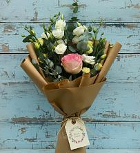 Букет цветов из:  Розы и Лизиантусы в Третьяках