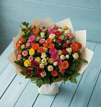 Букет Микс из разноцветных кустовых роз в Третьяках