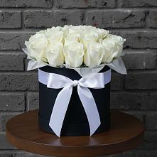 Цветочная композиция из Розы в шляпной коробке в Третьяках